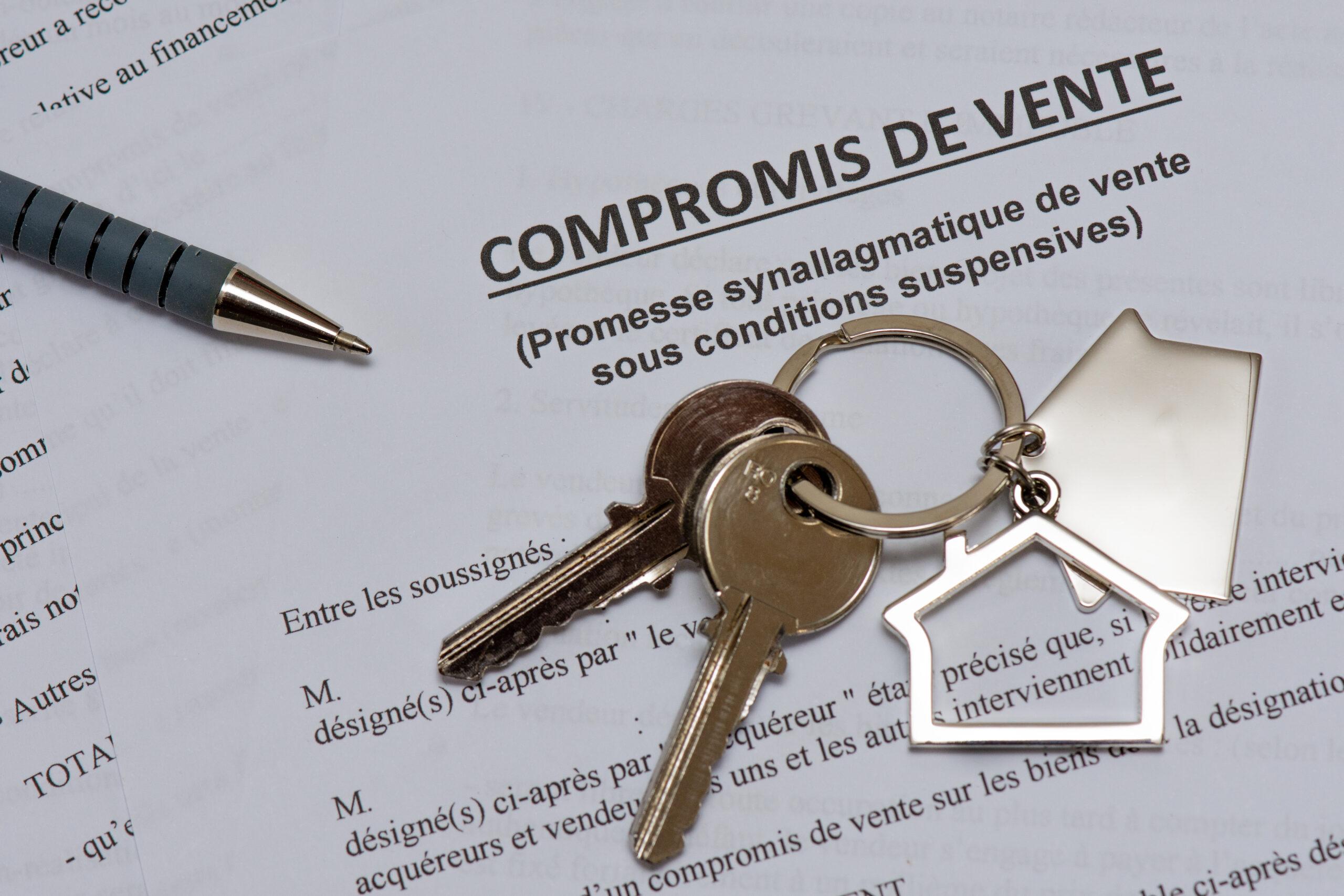 Photo illustrant un compromis de vente avec le jeux de clés et un stylo
