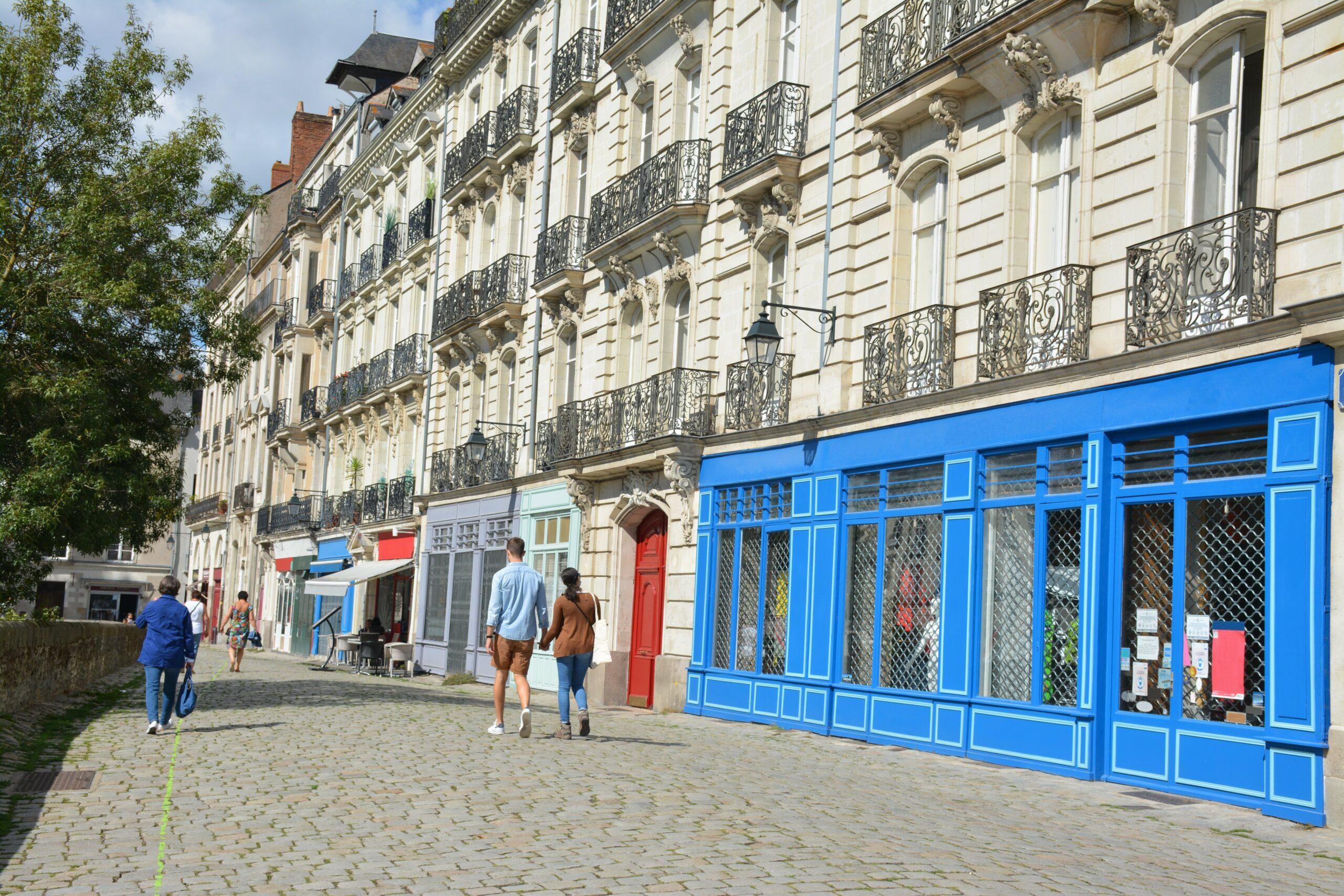 Photo d'un bâtiment de bureaux avec fenêtre effet miroir